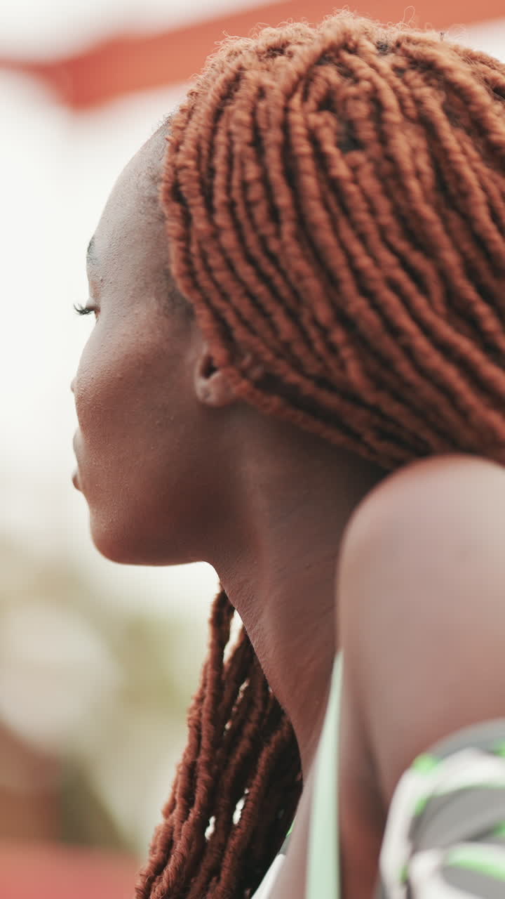 Ritratto di una donna con dreadlocks