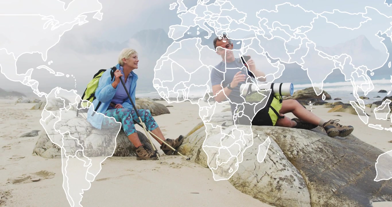 Coppia sulla costa che interrompe il trekking e scatta una foto della riva, documentando il viaggio con una sovrapposizione di mappa animata.