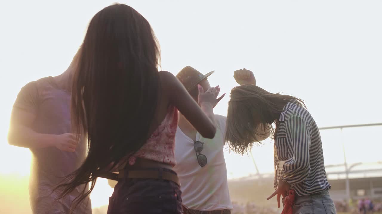 축제 기간 에 다채로운 친구 들