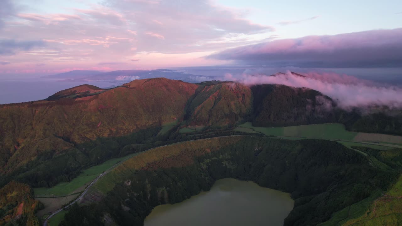 puesta de sol aérea sobre el lago santiago