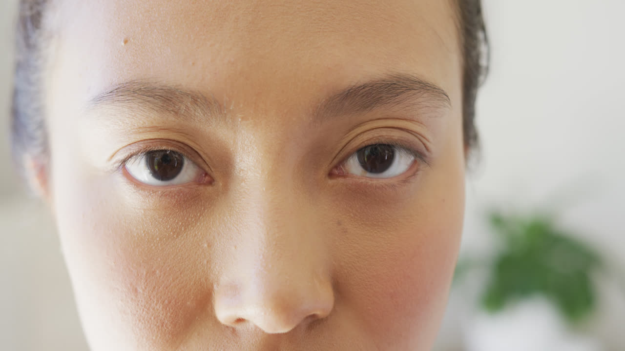 행복한 아시아 여성의 초상화 카메라를 보고 침실에서 미소 짓고, 느린 동작