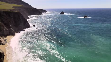 Luft-Nach-Vorne-über-Big-Sur-Cliffs,-Pazifischer-Ozean,-Kalifornien