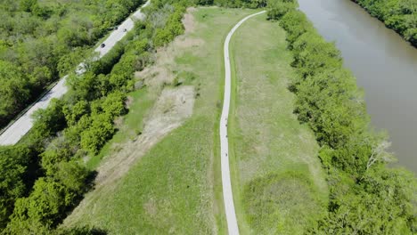 Vista-De-Pájaro-Sobre-Ciclistas-En-Un-Sendero-Para-Bicicletas-En-El-Bosque