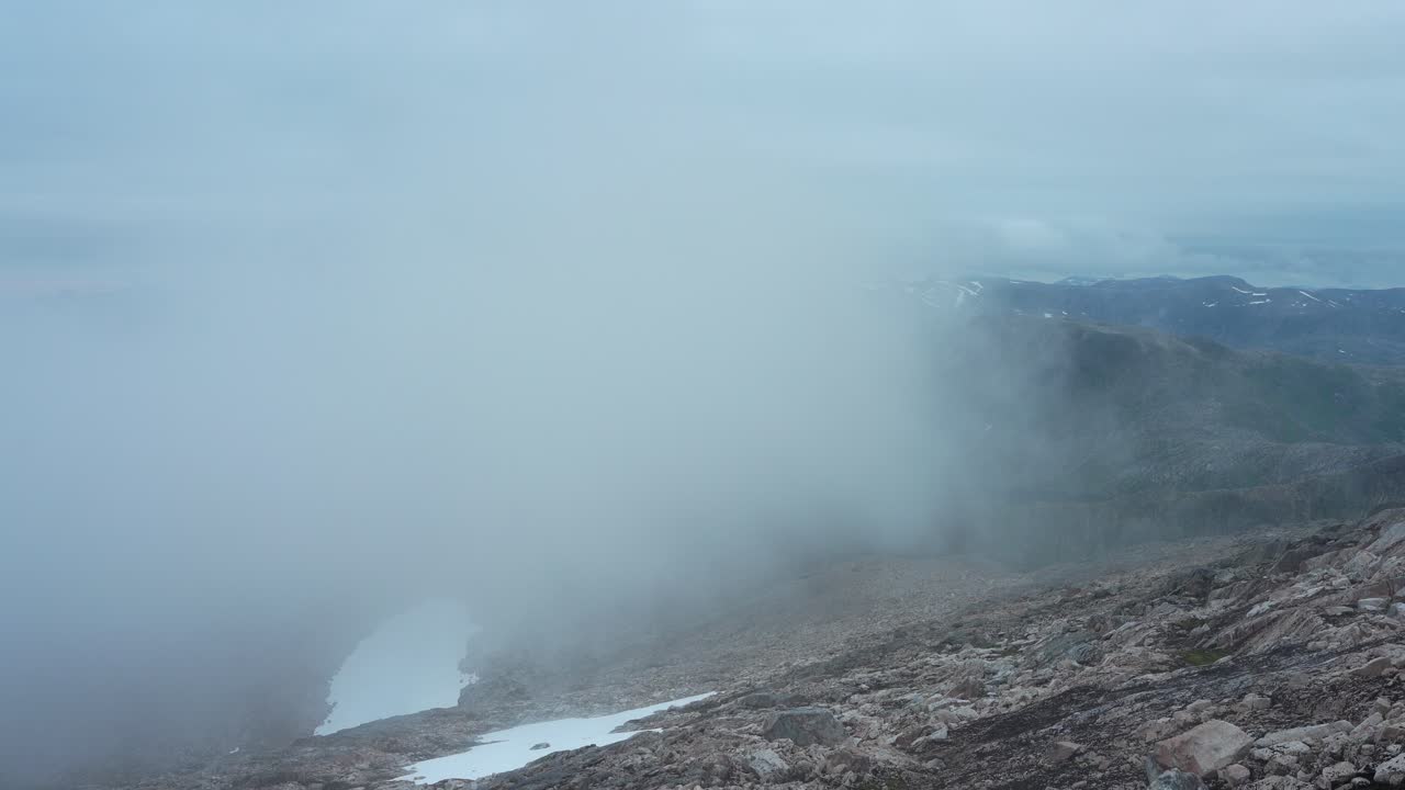 노르웨이 의 센자 섬 에 있는 크바난 의 바위 산 들 을 감싸고 있는 안개 같은 구름