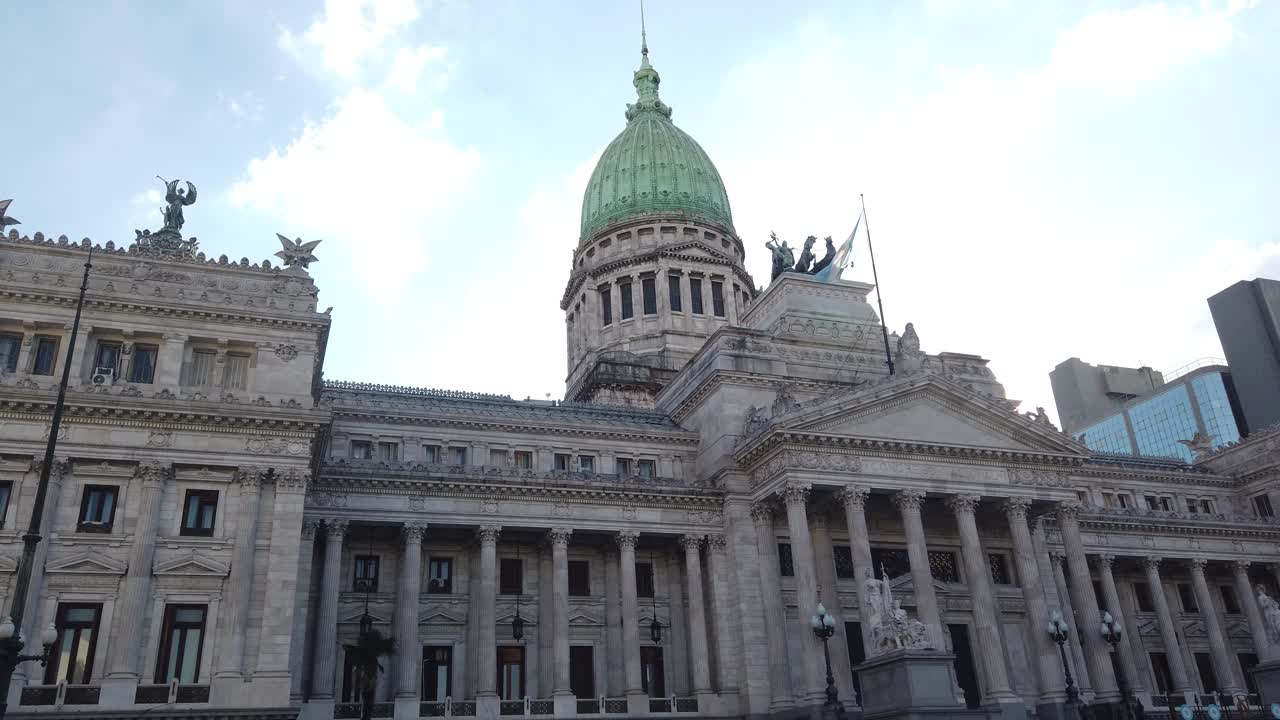 Panoramica del Congresso Nazionale Argentino a Buenos Aires. Architettura neoclassica, grande cupola e facciata riprese in una giornata limpida con nuvole leggere. Punto di riferimento urbano iconico