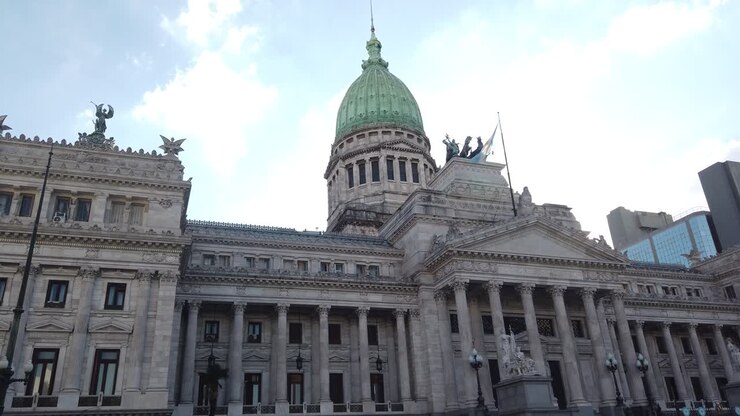 Panoramica del Congresso Nazionale Argentino a Buenos Aires. Architettura neoclassica, grande cupola e facciata riprese in una giornata limpida con nuvole leggere. Punto di riferimento urbano iconico