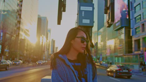 Hermosa-Mujer-Asiática-Oriental-Chica-Mujer-Modelo-En-Gran-Ciudad-Ciudad-Calle-Urbana-Con-Gafas-De-Sol-Actuando-Y-Jugando