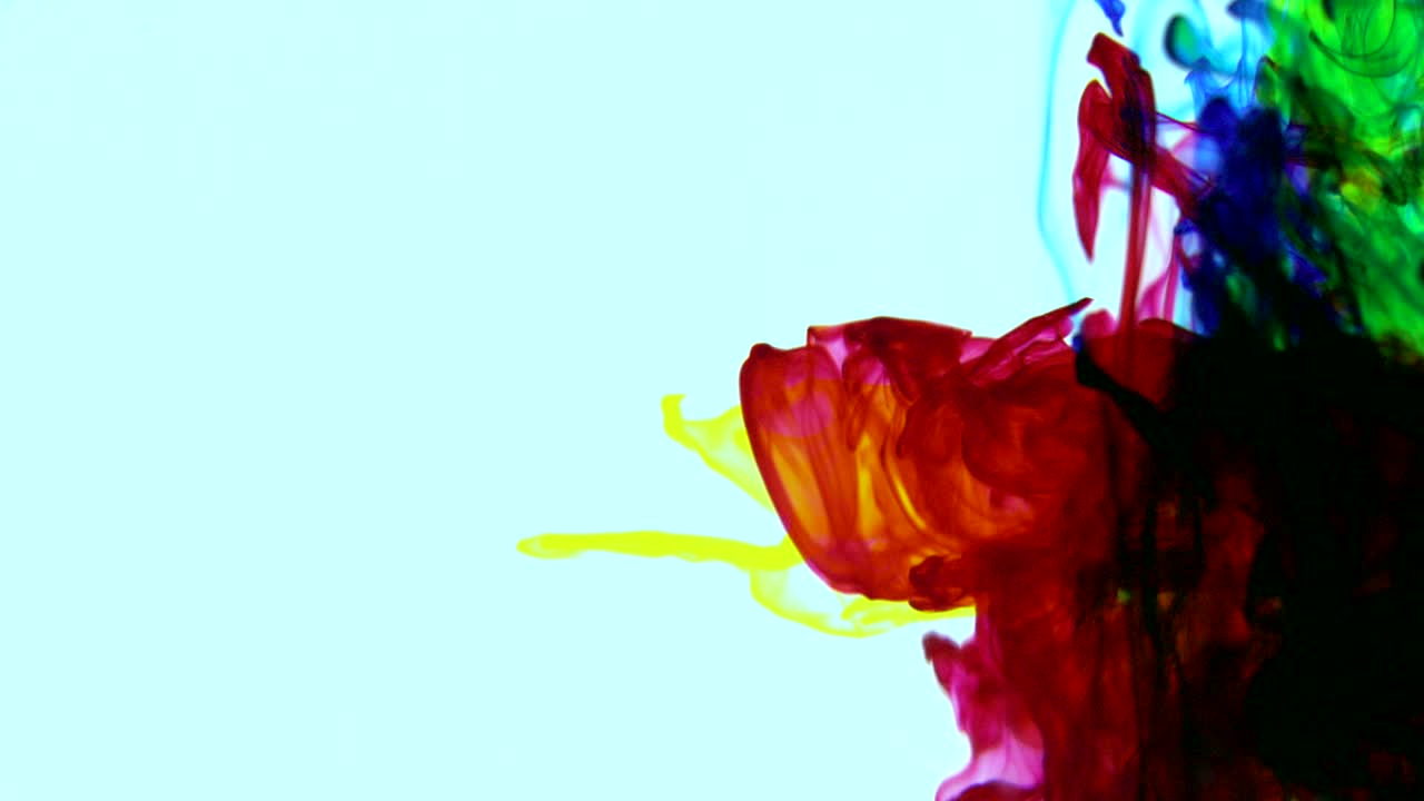 tinta colorida girando y mezclándose en un fondo blanco