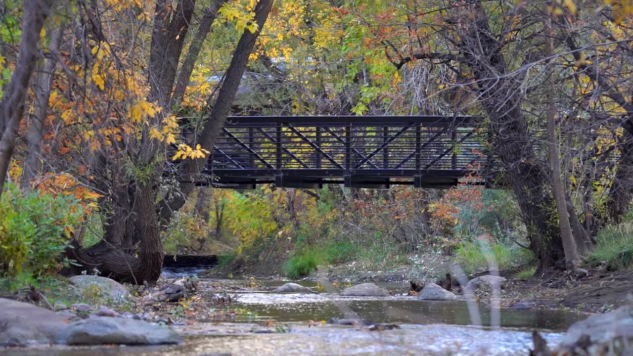 andar en bicicleta en el camino de boulder creek en cámara lenta