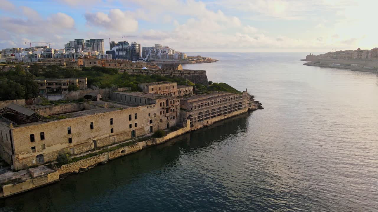 Vista aerea degli edifici abbandonati del Lazzaretto sull'isola di Manoel, con vista sul porto di Marsamxett a Malta
