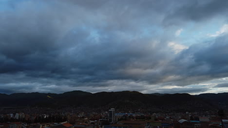 페루의 쿠스코 (cusco) 도시와 산맥을 고 있는 극적인 날과 밤의 시간 간격의 구름.