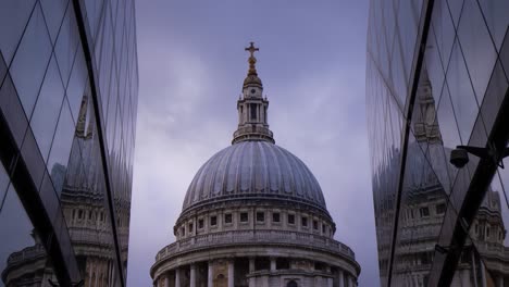 Zeitraffer-Der-St.-Pauls-Kathedrale-Aus-Einer-Neuen-Veränderung,-Wolkige-Reflexionen-Eng