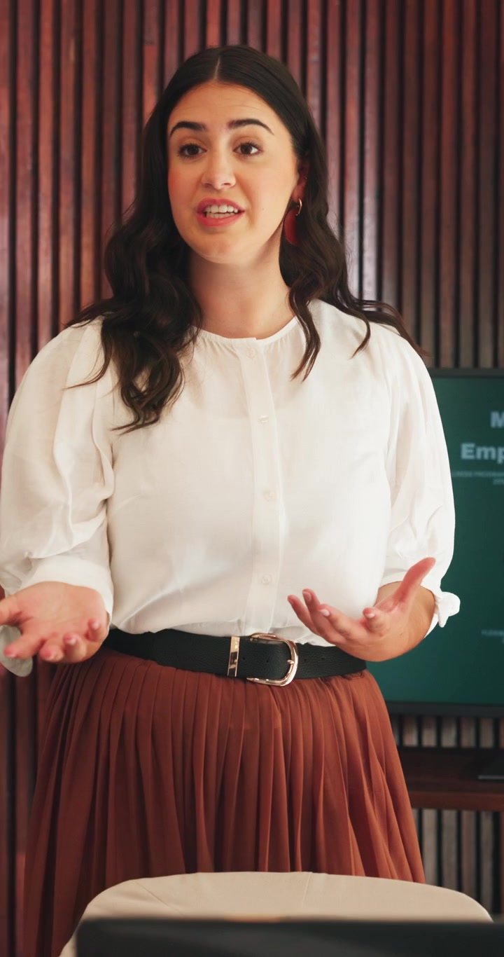 Donna professionista che tiene una presentazione in ufficio