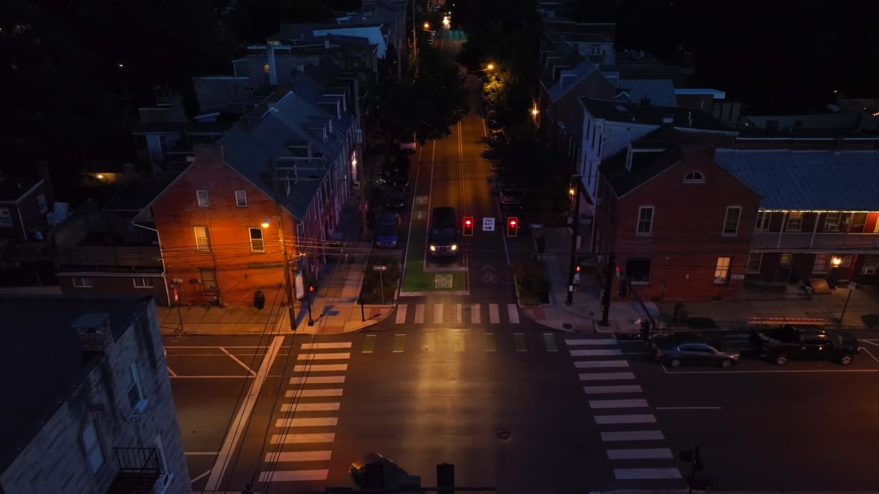미국 도시 의 교차로 를 가로지르는 버스 의 야간 전망