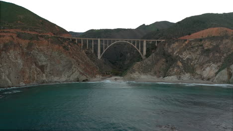 puente bixby en big sur visto desde el océano