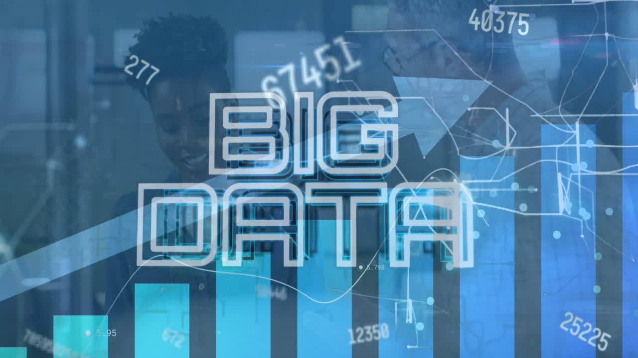 animación de texto de big data, cambios de números, flecha, gráfico, diversos compañeros de trabajo discutiendo en la oficina