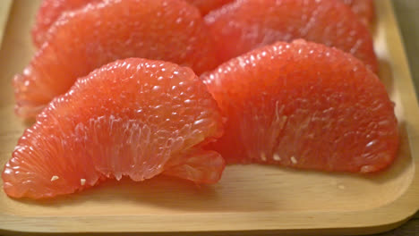 pomelo rojo fresco o pomelo en el plato