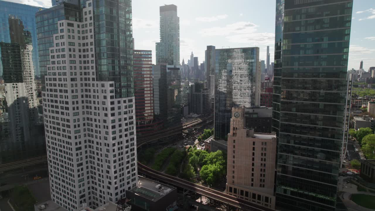 edificios de lujo de gran altura en la moderna lic, nueva york, panorama aéreo de 4k