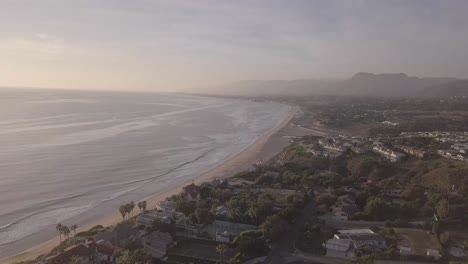 Toma-Panorámica-De-Drones-Al-Atardecer-De-Malibu-4k