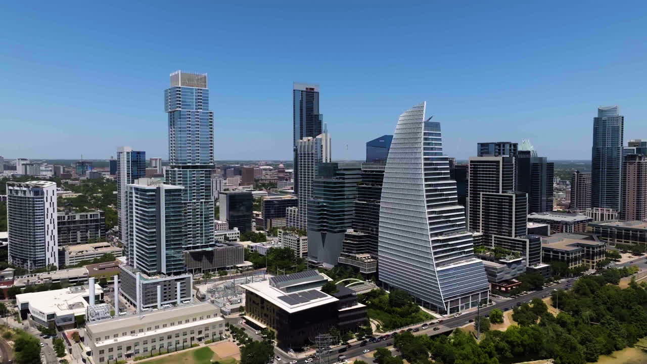 오스틴 시내의 스카이 라인에 접근하는 공중 풍경, 텍사스, 미국