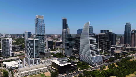 vista aérea acercándose al horizonte del centro de austin, un día soleado en texas, estados unidos