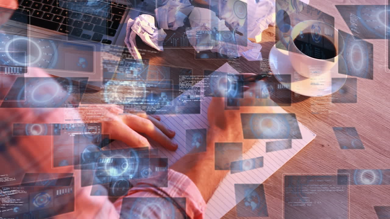 노트으로 쓰는 백인 사업가의 절단된 손 위에 hud 인터페이스 화면의 애니메이션