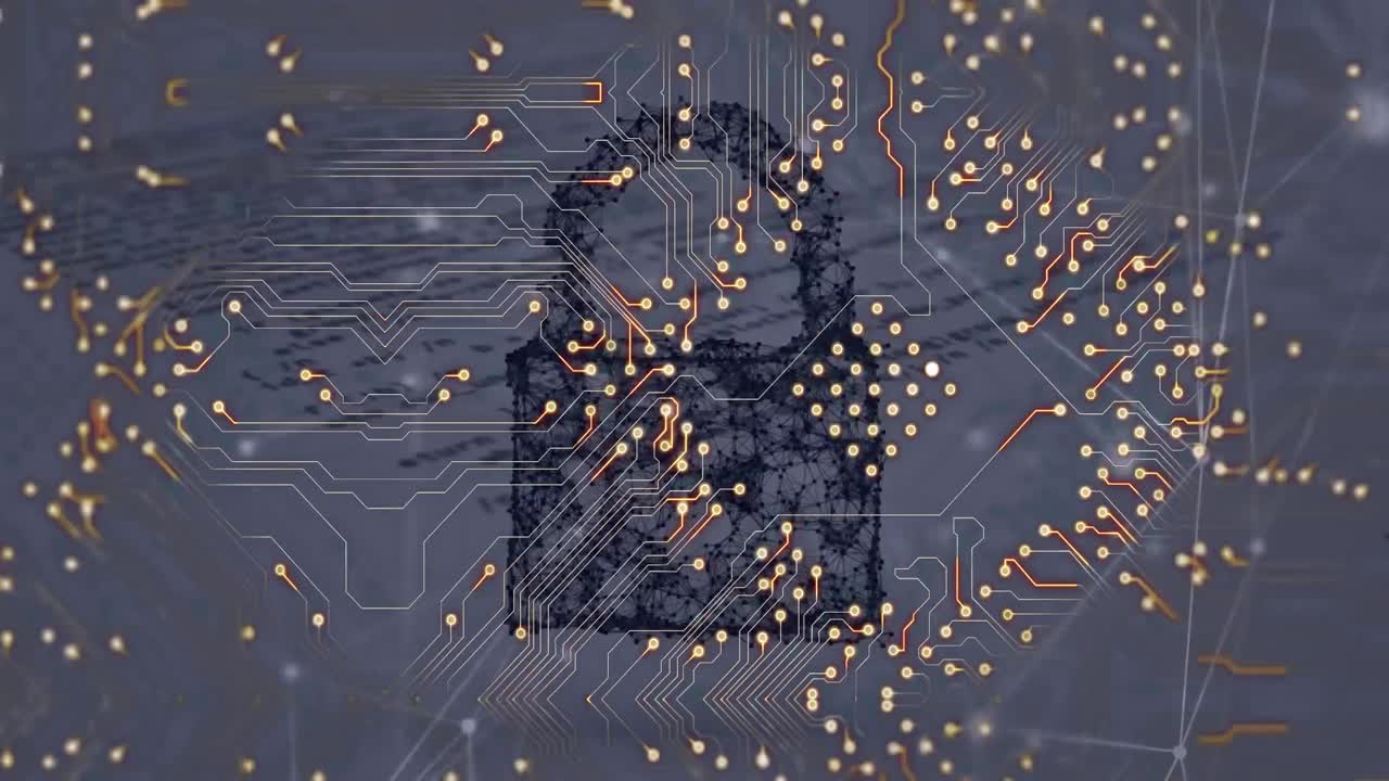 animación de la placa de circuitos informáticos y la red de conexiones a través del procesamiento de datos y el icono del candado