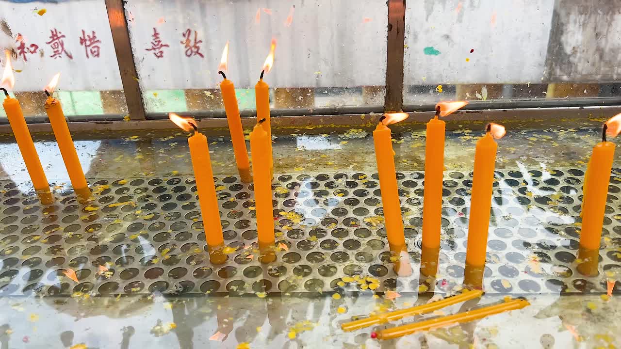 las velas parpadeando en un templo en chonburi