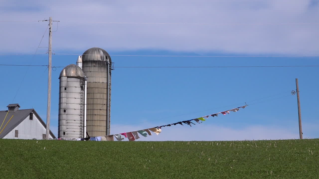 미국 중서부의 한 농장에서 빨래가 바람에 분다