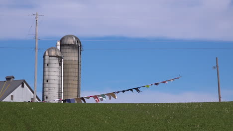 Lavandería-Sopla-En-El-Viento-En-Una-Granja-En-El-Medio-Oeste-De-Estados-Unidos.