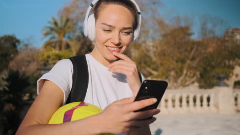 Mujer-Caucásica-Al-Aire-Libre.