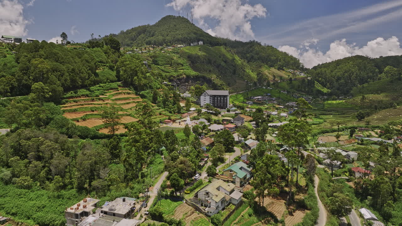 Nuwara Eliya, Sri Lanka. Sobrevoo aéreo de drone em baixa altitude (v2) ao longo da rodovia A5 PBC, capturando acomodações na encosta em Bambarakelle com vista para a paisagem montanhosa e colinas - Filmado com Mavic 3 Cine - Abril de 2023