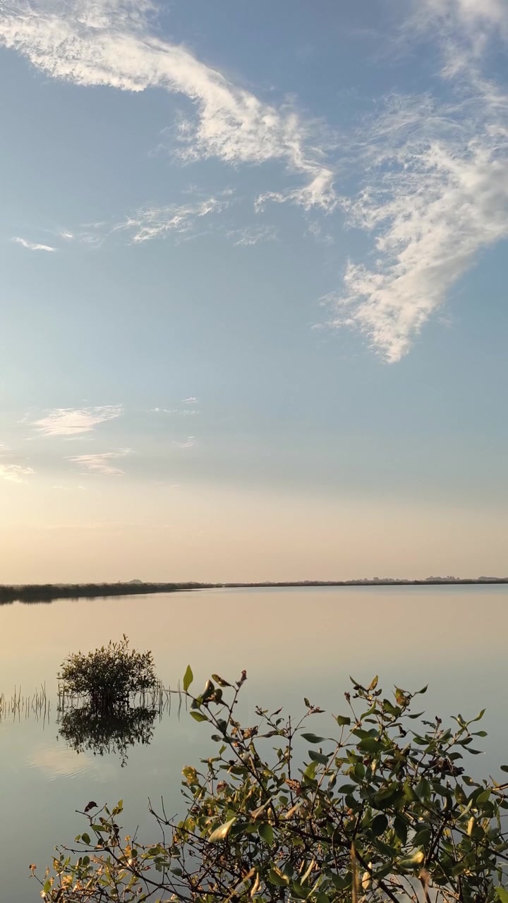 Paesaggio sereno di un lago calmo al tramonto