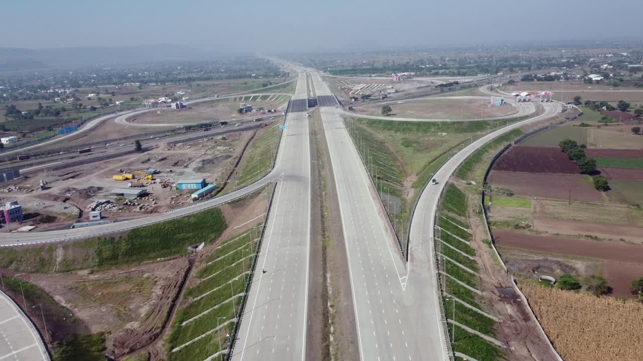 toma de dron de viajar hacia adelante en la sección de intercambio de samruddhi mahamarg también conocida como nagpur a la autopista de comunicación súper de mumbai, una autopista de 6 carriles en construcción