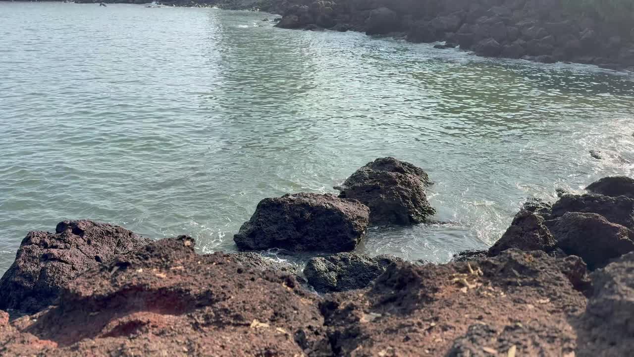 Smuk 4K-udsigt over havbølger, der slår mod barske klipper nær Karhateshwar Mandir. Kystbrise, uendeligt blåt vand og fredfyldt Konkan-skønhed skaber en fascinerende scene.