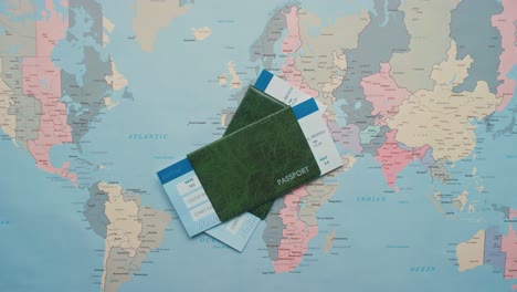 pasaportes internacionales que se encuentran en el mapa del mundo