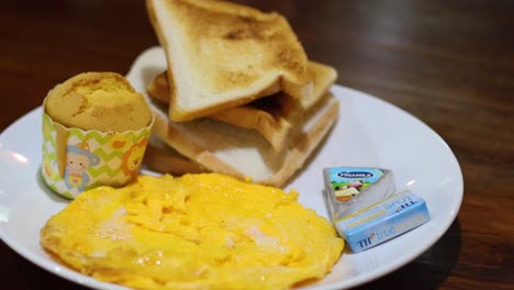 preparar y comer un desayuno sencillo