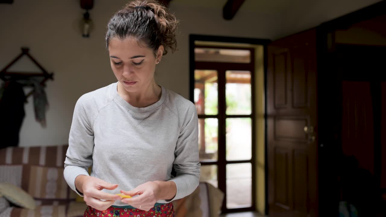 mujer con sabrosos tortellini en casa