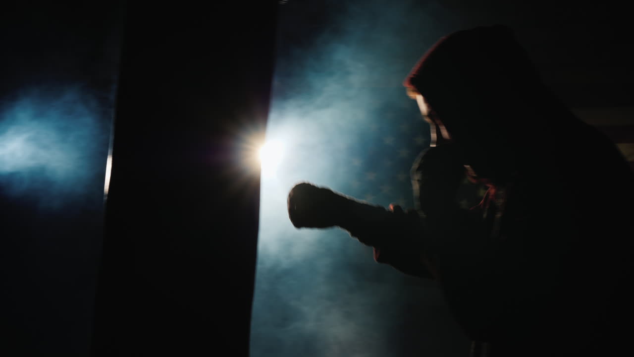 trinidad de silueta de luchador en el gimnasio - golpea una pera de boxeo