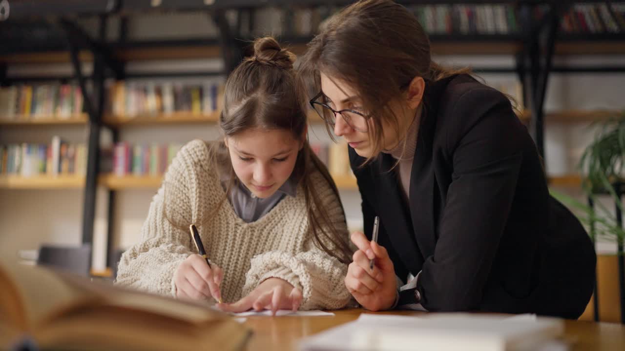 sesión de tutoría en la biblioteca