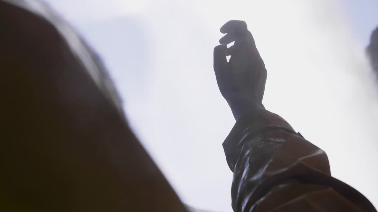 Menina Brincando com as Mãos à Luz do Sol Atrás de uma Linda Cachoeira