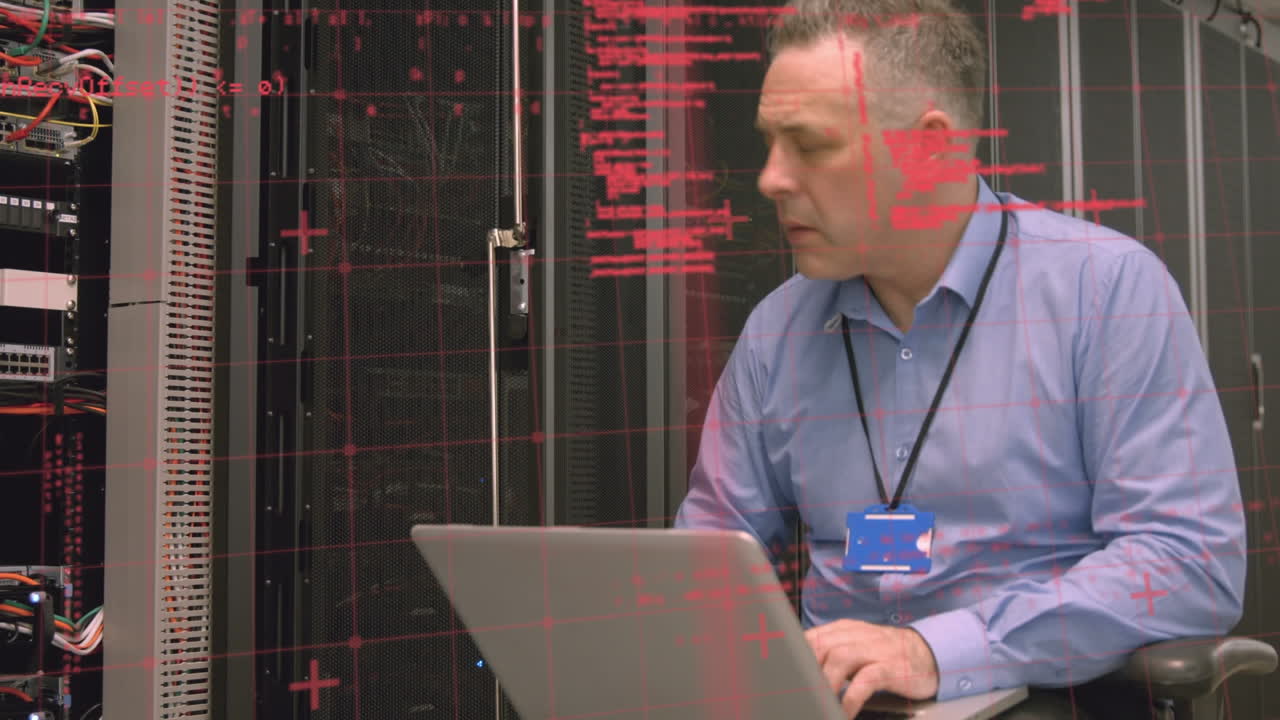 animación del procesamiento de datos sobre un hombre caucásico usando una computadora portátil en la sala de servidores