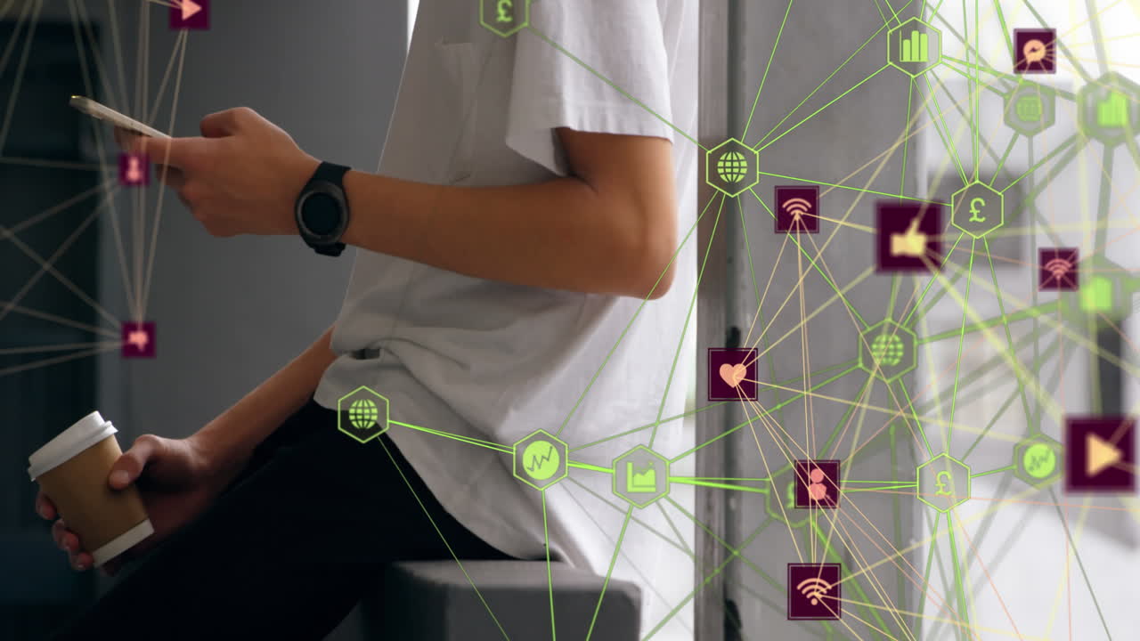 el hombre con el café usa el teléfono inteligente, simbolizando la red global.