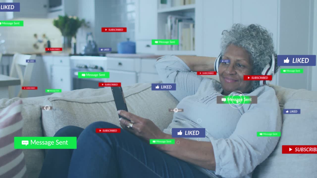 Anziana sul divano che scorre lo smartphone e crea icone fluttuanti per aggiornamenti sui social media.