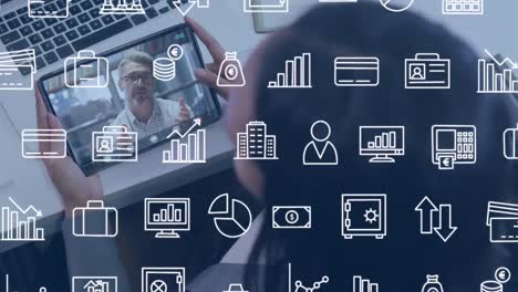 animación de iconos financieros sobre mujeres biraciales usando tableta