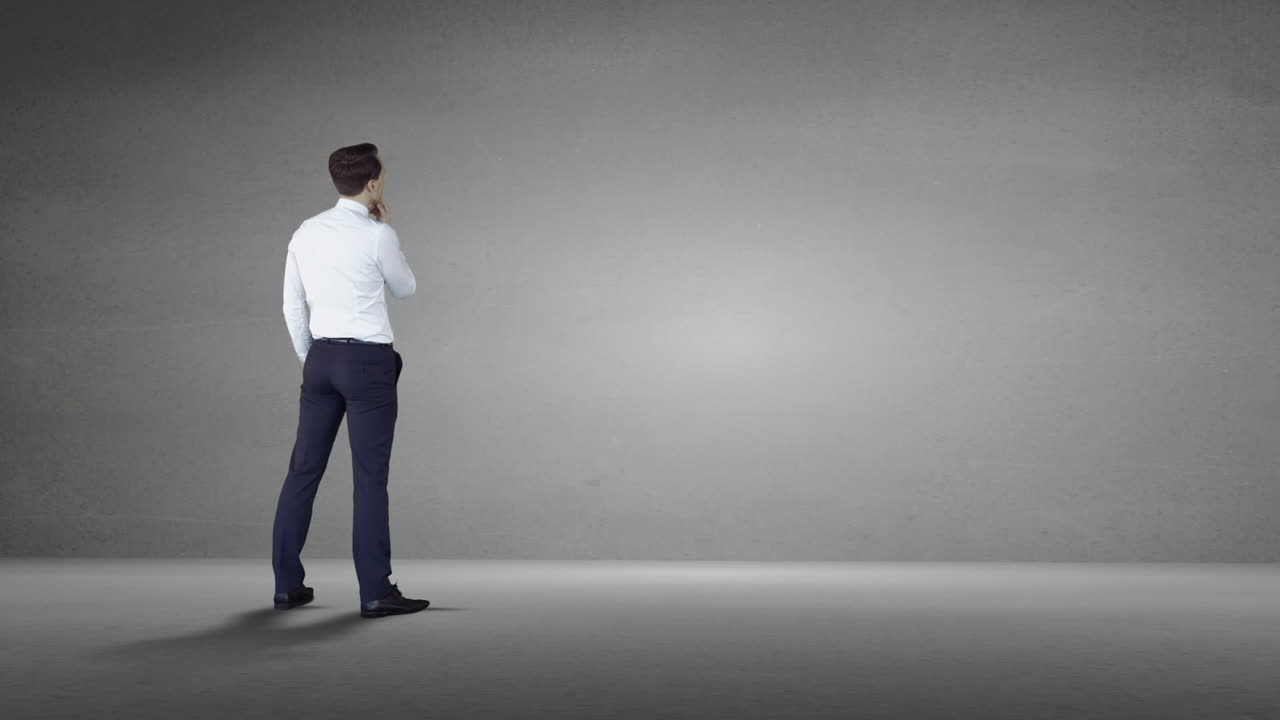 서서 생각하고 있는 사업가