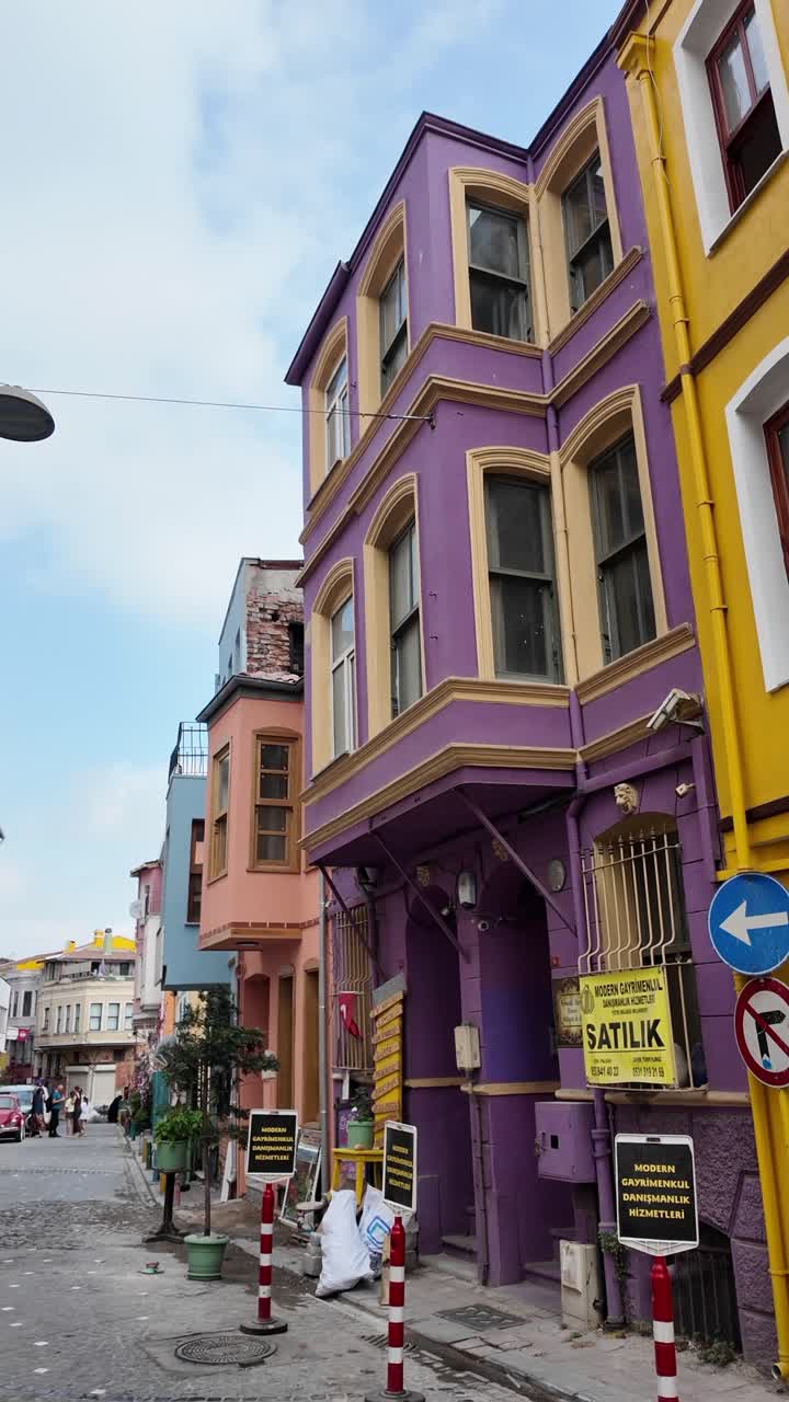 Edifici vivaci e colorati fiancheggiano un'incantevole strada urbana