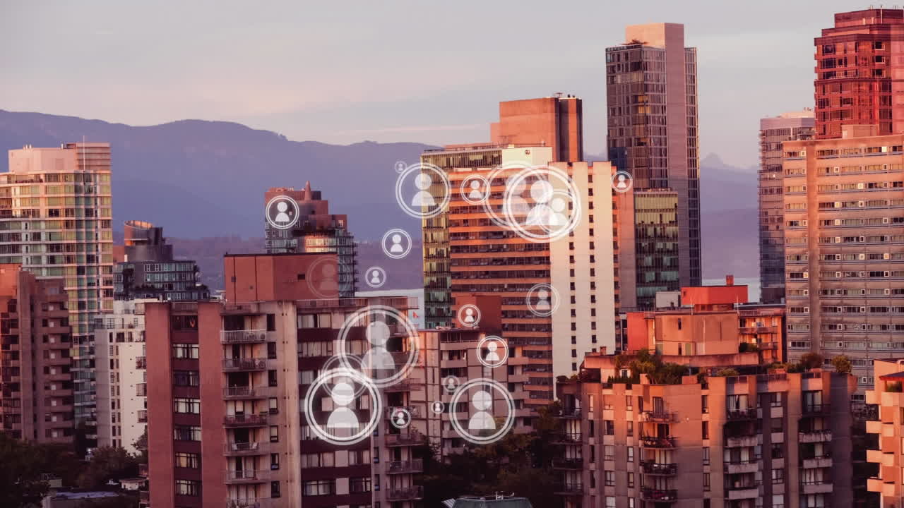 animación de la multiplicación de las personas iconos que se mueven sobre el paisaje urbano moderno y la cordillera