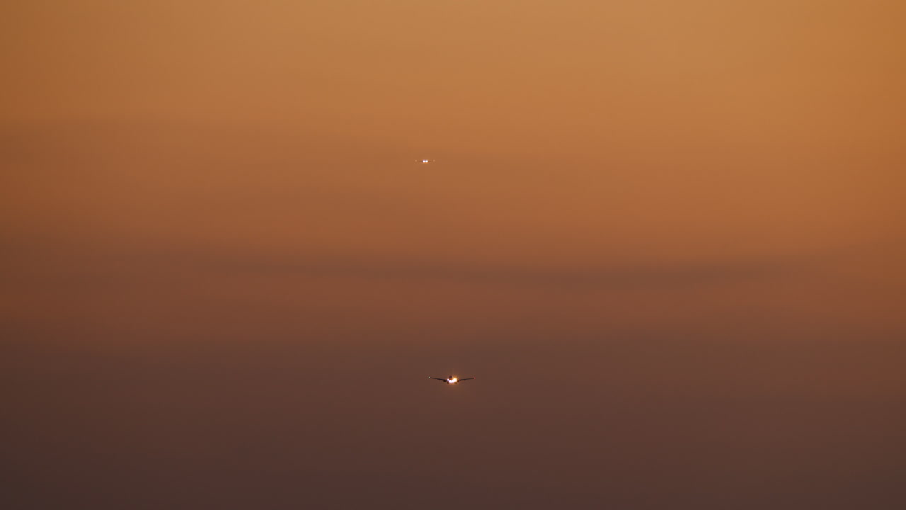 밤 하늘 에 있는 비행기 들