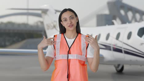 Feliz-Chica-India-Del-Personal-De-Tierra-Trabajando-Hablando-Con-Alguien